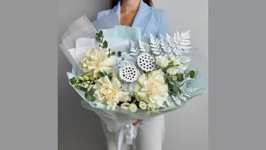 Французские розы и&nbsp;лотосы в&nbsp;букете «Сливочное мороженое» FMART by flowwow