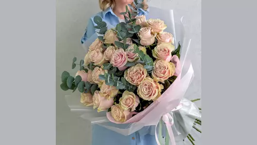 Букет 25 розовых роз с эвкалиптом FMART by flowwow
