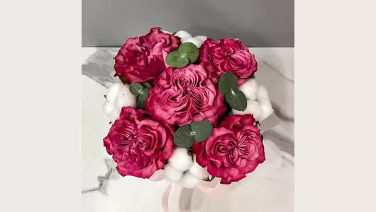 Композиция с&nbsp;пионовидными розами в&nbsp;шляпной коробке #135 FMART by flowwow