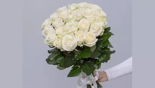 Букет из&nbsp;25 белых роз Россия (60см) под&nbsp;ленту