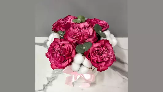 Композиция с&nbsp;пионовидными розами в&nbsp;шляпной коробке #135 FMART by flowwow