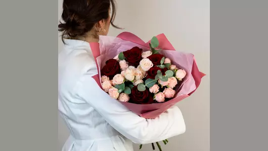 Авторский букет из&nbsp;кустовых и&nbsp;одноголовых роз «Яркий момент» FMART by flowwow