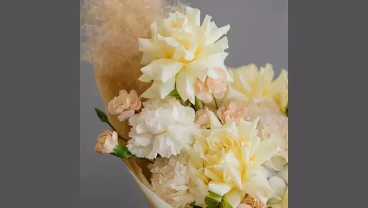 Бокал игристого. Букет розы и&nbsp;гвоздики FMART by flowwow