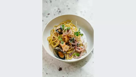 Лингвини с морепродуктами и соусом из черного чеснока