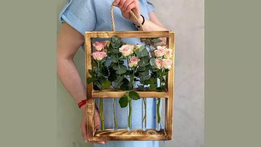 Рамка с&nbsp;розовыми кустовыми розами и&nbsp;эвкалиптом FMART by flowwow