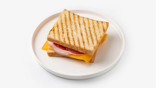 Сэндвич "Крок Месье" с мортаделлой и чеддером, кафе