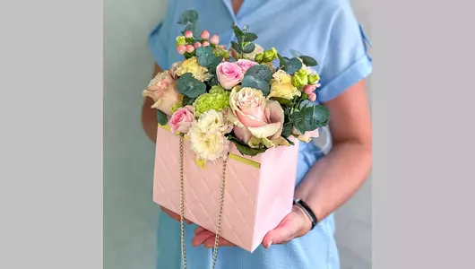 Цветы в&nbsp;сумочке Комплимент королеве FMART by flowwow