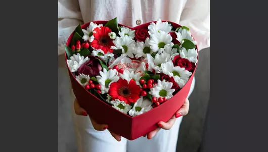 Букет из&nbsp;хризантем, гербер и&nbsp;роз акуна в&nbsp;коробке-сердце