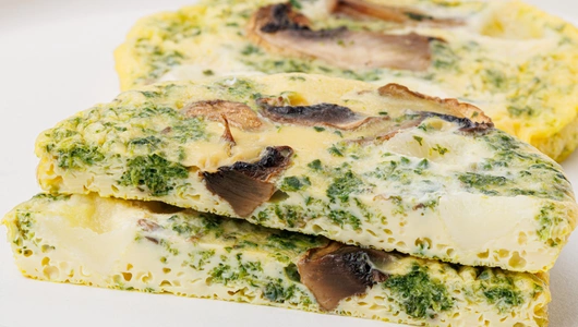 Омлет с моцареллой, грибами и шпинатом