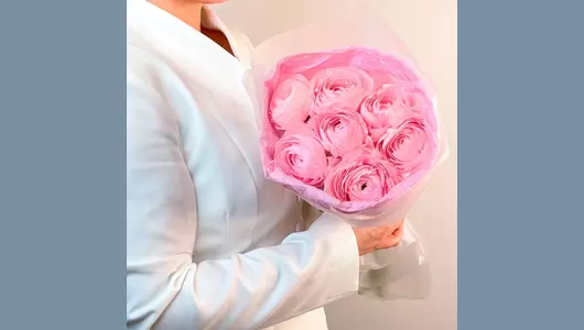 Монобукет из&nbsp;7 ранункулюсов "Искры счастья" FMART by flowwow