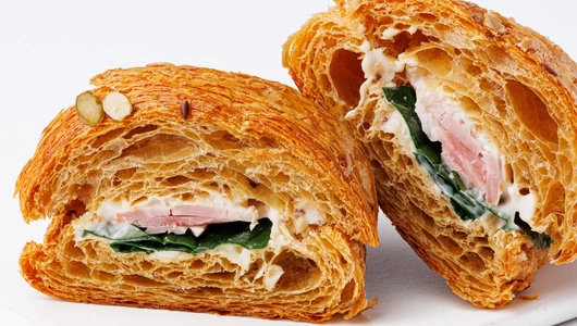 Круассан темно-зерновой со свиным окороком и медово-горчичной заправкой, кафе Круассан темно-зерновой со свиным окороком и медово-горчичной заправкой, кафе