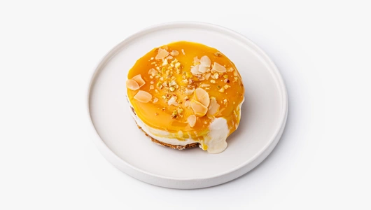 Оладьи морковные с семенами чиа, заварным кремом и соусом "Манго-Маракуйя", кафе Оладьи морковные с семенами чиа, заварным кремом и соусом "Манго-Маракуйя", кафе