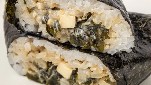 Онигири с&nbsp;чукой и&nbsp;тофу, веган