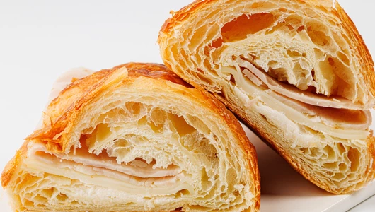 Круассан пшеничный с&nbsp;куриной ветчиной и&nbsp;сыром "Моцарелла"