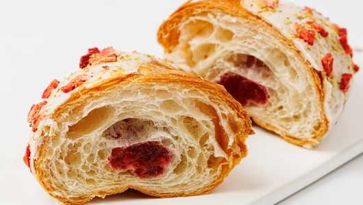 Круассан с клубничным конфитюром, кафе Круассан с клубничным конфитюром, кафе
