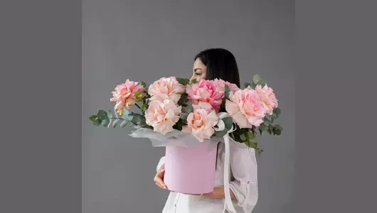 Французские розы Эсперанс в&nbsp;шляпной коробке: настоящий шарм