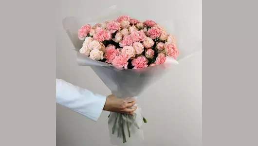 Авторский букет из&nbsp;кустовой розы и&nbsp;гвоздик «Персиковый рассвет» FMART by flowwow