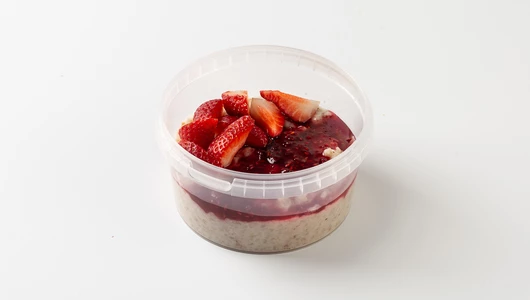 Каша мультизлаковая со свежей клубникой и малиновым вареньем