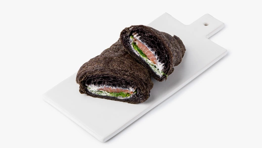 Черный круассан с форелью и творожным сыром, кафе