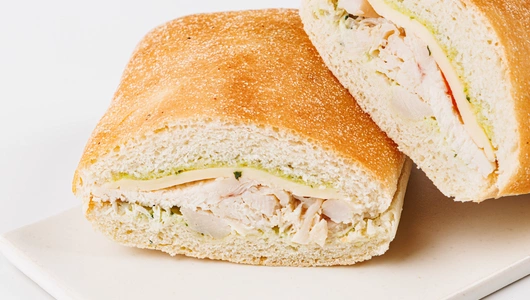 На гриле: Чиабатта с куриным филе и соусом "Песто"