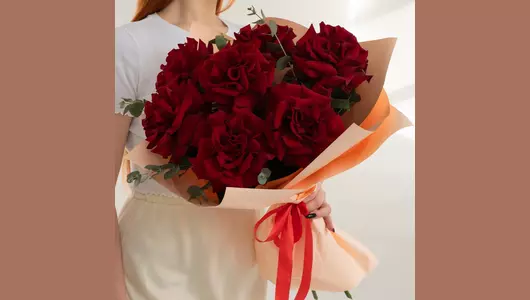 Букет из&nbsp;7 бордовых, французских роз с&nbsp;эвкалиптом FMART by flowwow