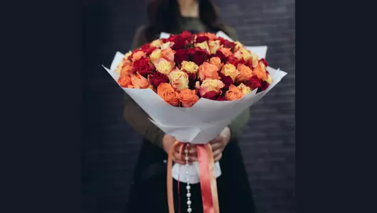 Пышный букет из&nbsp;101 розы разных оттенков: калейдоскоп чувств