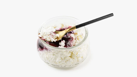 Творог рассыпчатый "Черная смородина" 4%