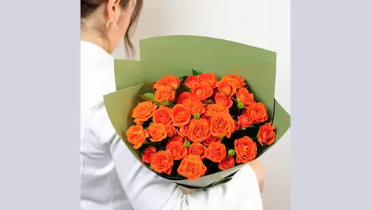 Монобукет из&nbsp;9 оранжевых кустовых роз сорта Бэби FMART by flowwow