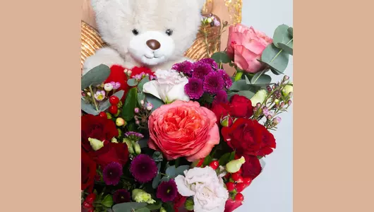 Шляпная коробка с&nbsp;игрушкой и&nbsp;цветами: оригинальный подарок