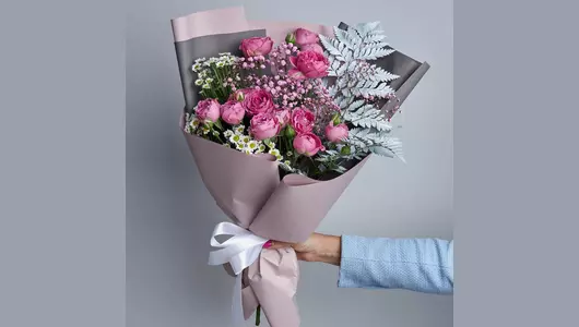 Пионовидные розы в&nbsp;букете «Малиновый комплимент» FMART by flowwow