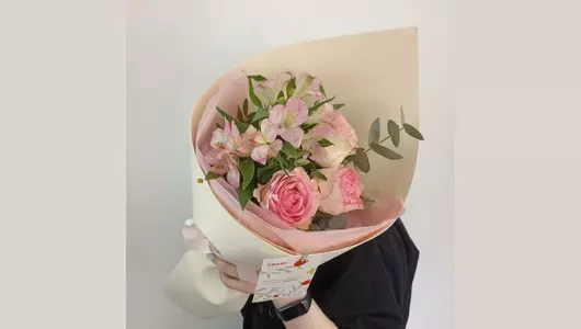 Букет из&nbsp;роз и&nbsp;альстромерии FMART by flowwow