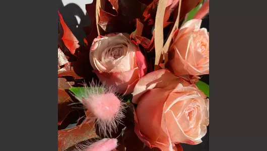 Композиция "Осенний вальс с&nbsp;листьями дуба и&nbsp;пионовидными розами" FMART by flowwow