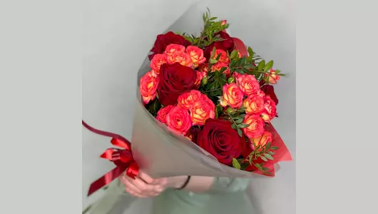 Букет Красные розы с&nbsp;кустовыми розочками FMART by flowwow