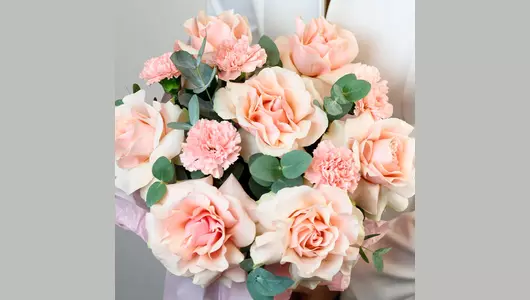 Авторская композиция с&nbsp;французской розой и&nbsp;диантусом "Французский роман" FMART by flowwow