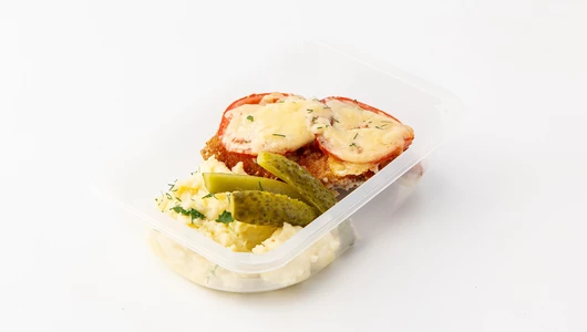 Шницель куриный под сыром с картофельным пюре и маринованными огурцами, кафе