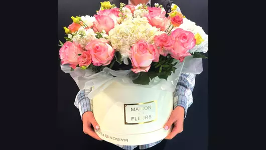 Букет-гигант из&nbsp;роз булевард, маттиолы и&nbsp;эустомы в&nbsp;шляпной коробке