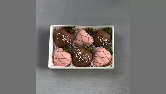 Клубника в&nbsp;белом и&nbsp;молочном бельгийском шоколаде FMART by flowwow