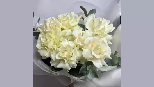 Белая французская роза в&nbsp;воздушной упаковке 7 шт FMART by flowwow