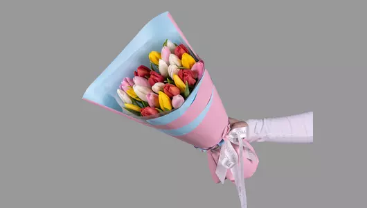 Букет из&nbsp;25 тюльпанов микс стандарт в&nbsp;оформлении