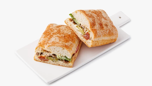 Чиабатта с рваной говядиной, томатами и романо