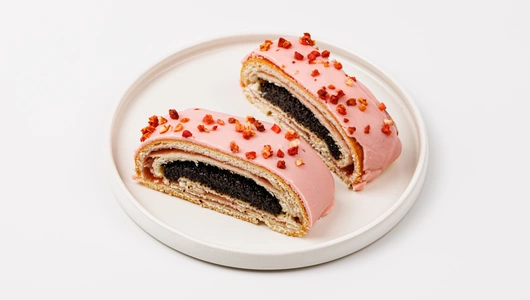 Булочка маковая с клубничным конфитюром,кафе