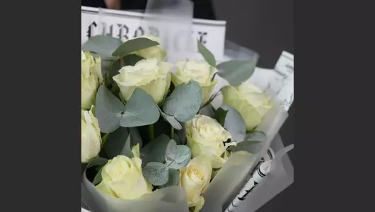Букет из&nbsp;белых роз