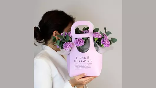 Композиция в&nbsp;сумочке "Лавандовые поля" из&nbsp;11 диантусов с&nbsp;эвкалиптом FMART by flowwow