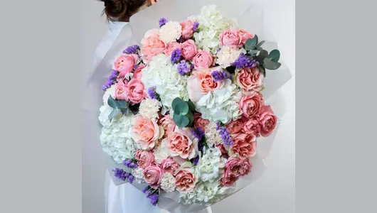 Авторский букет с&nbsp;гортензией, гвоздикой,французской и&nbsp;пионовидной розой "Вальс цветов" FMART by flowwow