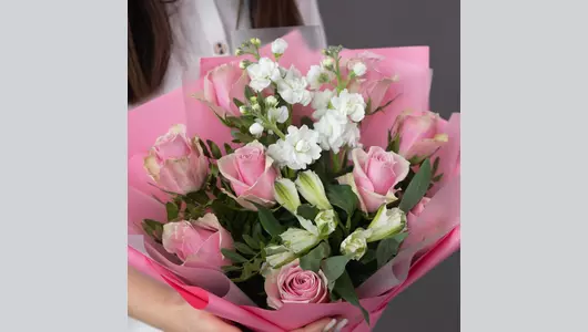 Элегантный букет: Розы и&nbsp;Альстромерии с&nbsp;нотками Маттиолы