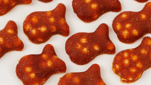 Кусочки из яблок и клубники с хрустящим рисом "Фруктовые формы" Кусочки из яблок и клубники с хрустящим рисом "Фруктовые формы"