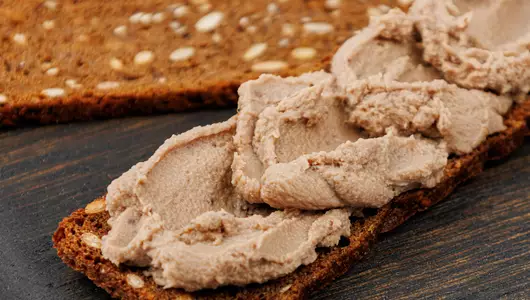 Пате-мусс из печени птицы с клубникой