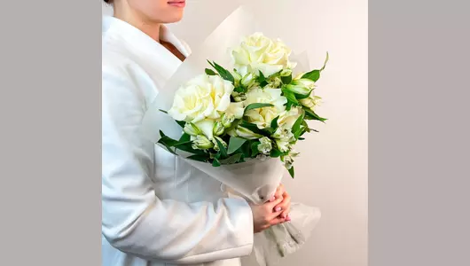 Авторский букет с&nbsp;французскими розами и&nbsp;альстромерией "Мятный леденец" FMART by flowwow