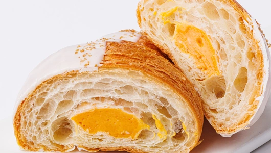 Круассан с заварным кремом и облепиховым конфитюром, кафе