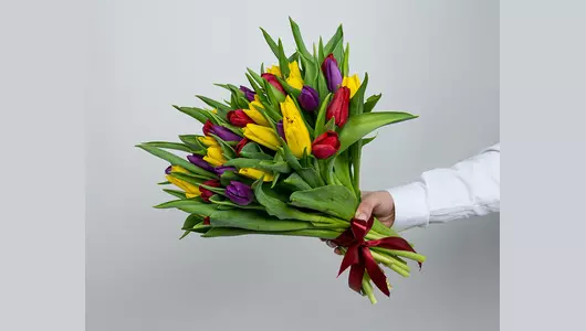 Букет из&nbsp;35 тюльпанов микс стандарт под&nbsp;ленту